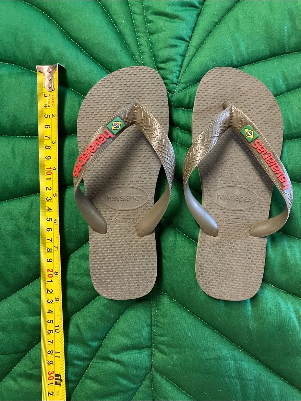NWOT Havaianas kids sandals / slippers grey. Size 3/4 big kid.